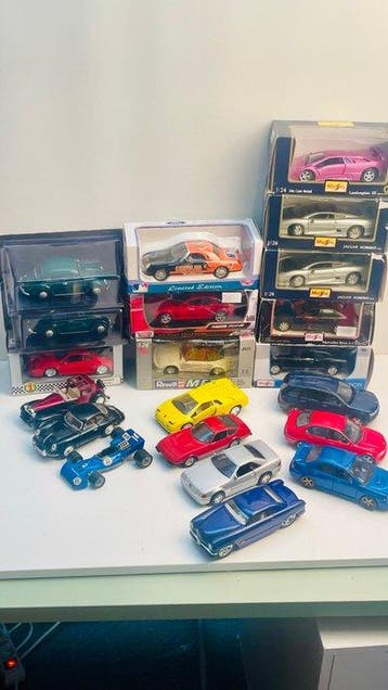 Maisto 1:24 - Modelauto (21) - 21, Hobby en Vrije tijd, Nieuw