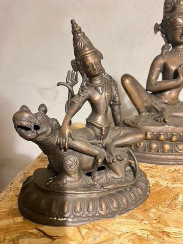 Drie Nepalese bronzen boeddhistische beelden – Bodhisattvas