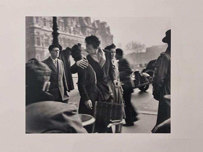 Robert Doisneau (1912–1994) - Le Baiser de l’Hôtel de Ville,, Antiek en Kunst, Kunst | Designobjecten