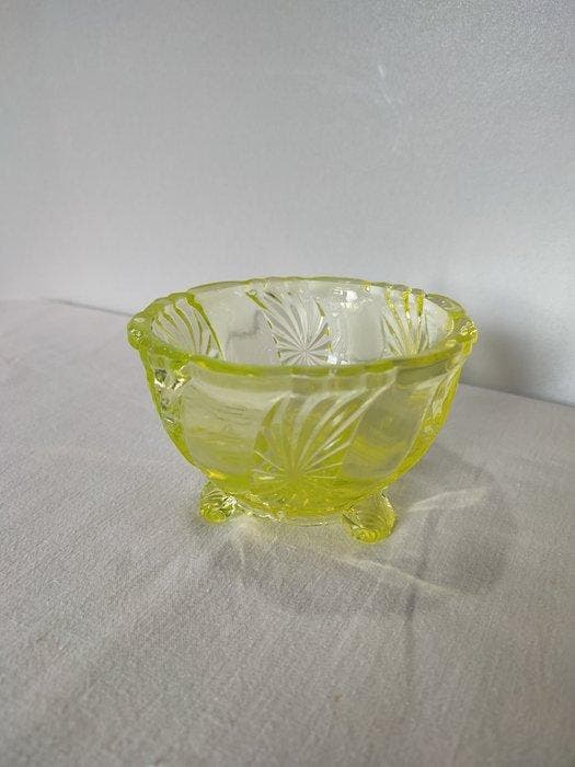 Coupe en verre d’uranium – Décor géométrique taillé –, Antiquités & Art, Curiosités & Brocante