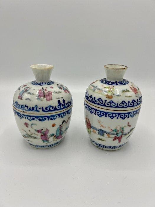 Elegante paar kleine Chinese porseleinen vazen in Famille, Antiek en Kunst, Antiek | Overige Antiek