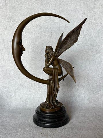 Beeld, Dit is een bronzen sculptuur van een fee met een