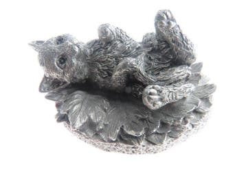Miniatuur - katje op bladeren - tin, Verzamelen, Verzenden, Gebruikt