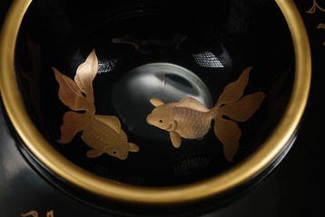Set van twee verhoogde sake-kopwasjes - Gelakt hout - Japan, Antiek en Kunst