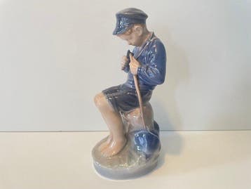 Royal Copenhagen - Figuur - Seated boy with cap - Porselein
