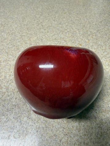 Rince-pinceaux en grès rouge émaillé en forme de pomme,