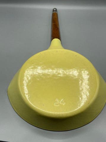 Le Creuset - Raymond Loewy - Braadpan - nr. 24 - bron,