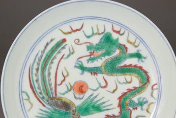 Chinees porselein bord en coupe uit Famille Verte met draken, Antiek en Kunst