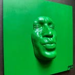 gregos - Green kiss on green background