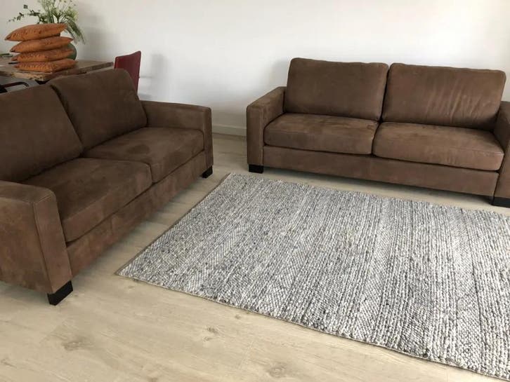 Set van 2 bruine leren banken met houten poten, Antiek en Kunst, Antiek | Meubels | Stoelen en Sofa's, Ophalen of Verzenden