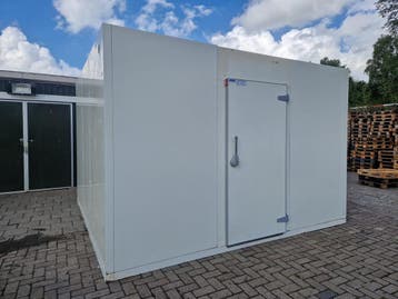 Vriescel 376 x 346 x 256 cm
