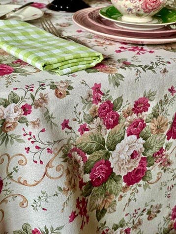 Tafelkleed met bloemenprint, ruime tafels. Klassieke décor.