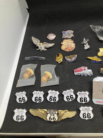 Collectie van memorabilia - Metalen speldjes en badges