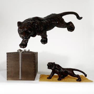 Tiger Okimono () with Wooden Tomobako - sculptuur, Antiek en Kunst