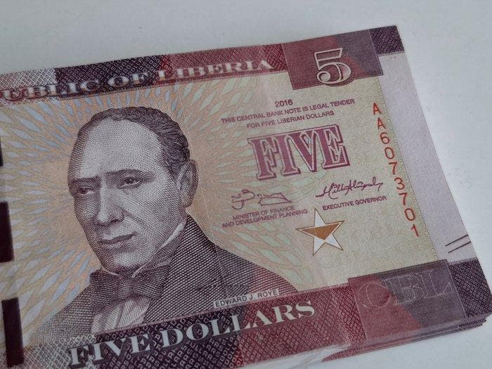 Liberia. - 100 x 5 Dollars 2016 - Pick 31 (Zonder, Postzegels en Munten, Bankbiljetten | Europa | Niet-Eurobiljetten