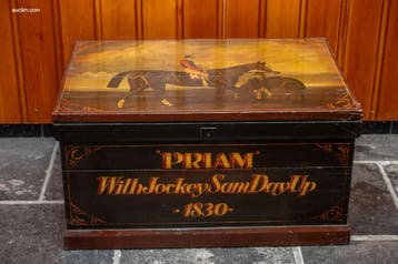 Beschilderde houten kist / paardendeken-kist met...