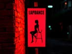 Enseigne lumineuse - Panneau publicitaire pour lapdance dans