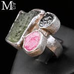 Zilveren ring met moldaviet, robijnglas en zwarte toermalijn