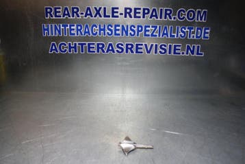 Embleem Opel Manta A (zit op voorscherm). (Emblemen, Overig), Verzenden
