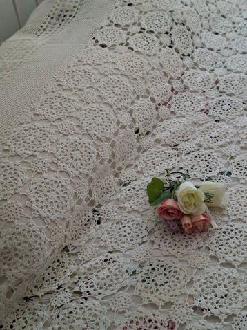 Prachtige sprei met kleine rozetten, met de hand uitgevoerd