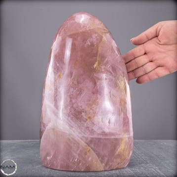 Quartz rose naturel en forme libre – Douce beauté dans une