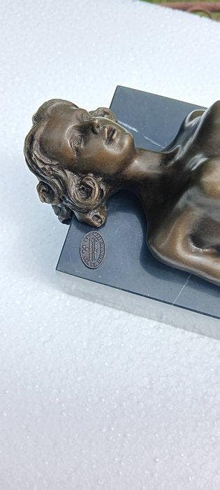 sculptuur, Brons - liggende dame - elegante vormgeving-paris