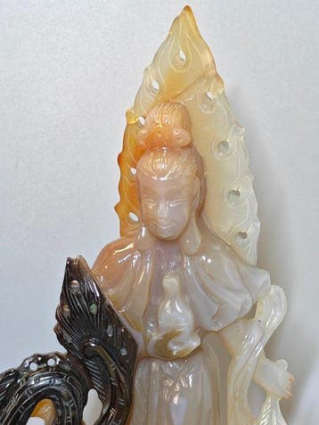 Natuurlijk agaat-ornament met Guanyin en een mythisch wezen,, Antiek en Kunst