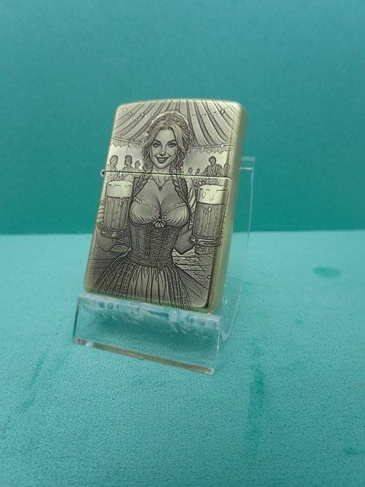 Zippo - Zippo Custom - Beer Lady - Zonder minimumprijs -, Verzamelen, Rookartikelen, Aanstekers en Luciferdoosjes