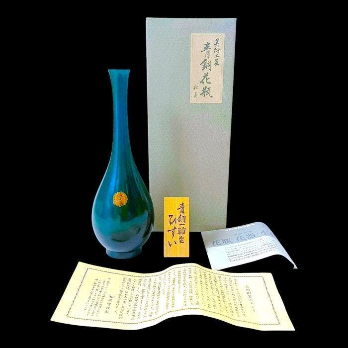 Takaoka bronze vase “Hisui (Jade)” with gold chrysanthemum, Antiquités & Art, Antiquités | Autres Antiquités