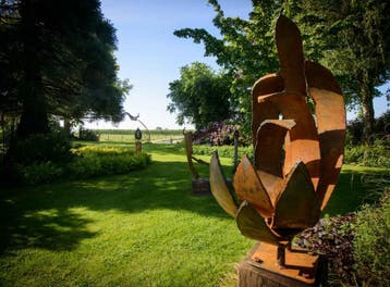 Handgemaakte, ijzeren tuinbeelden met hardhouten sokkel, Ophalen of Verzenden, Nieuw, Metaal, Abstract beeld