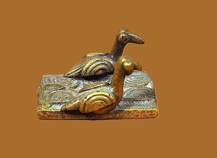Het figuurlijke goud afwegen. 2 vogels naast elkaar. -, Antiquités & Art, Art | Art non-occidental