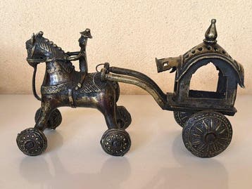 Char du temple rare et imposant avec cheval et cavalier