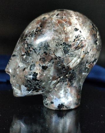 Yooperlite magique Crâne dextraterrestre taillé à la main -