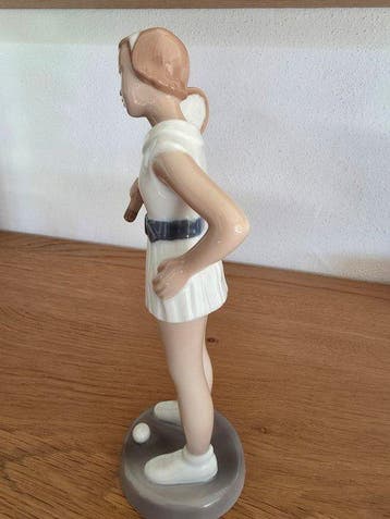 Bing & Grondahl - Figuur - Mädchen mit Tennisschläger -