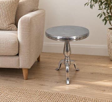 Sculpturale aluminium bijzettafel – rond blad en sierlijke