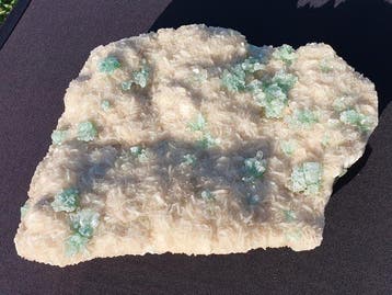 Zeldzame groene apophylliet disco-bal kristallen op witte