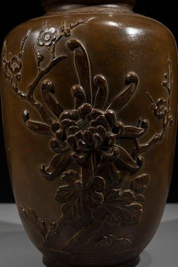 Vaas - Brons, Een gepatineerde bronzen vaas met chrysanten