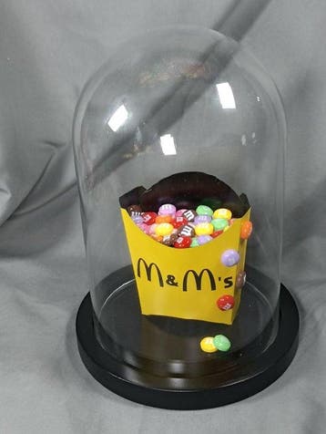 XTC Artist - Mc M&Ms jaune sous cloche, Antiek en Kunst