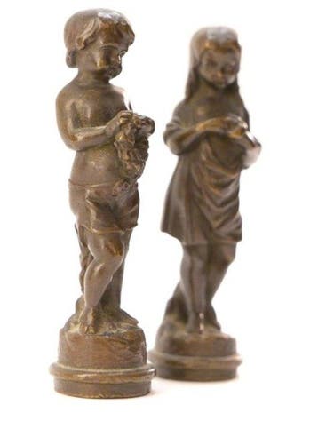 Beeldje - Twee kleine kinderfiguren (2) - Gepatineerd brons, Antiek en Kunst