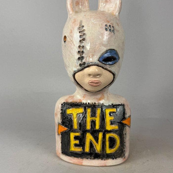 Iwo Rynkiewicz (1970) - THE END - · HanD MADE Ceramic Figure, Antiek en Kunst, Kunst | Designobjecten