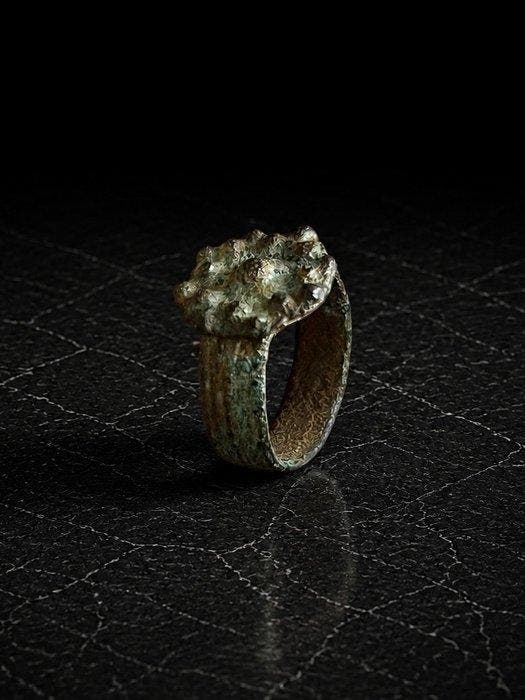 Islamitisch Brons Ring - 10e tot 12e eeuw na Christus, Antiek en Kunst, Antiek | Overige Antiek