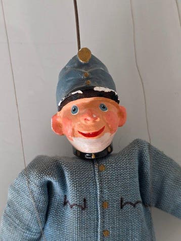Vintage marionetka teatralna – onierz Szwejk z kuflem