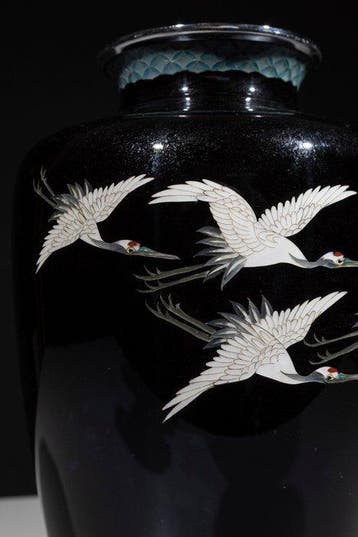 Vaas - Cloisonné - Een fijne cloisonné vaas met vliegende, Antiek en Kunst