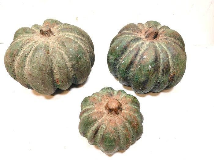 Sculptuuur voor buiten, Lotto di tre zucche in rame colorate, Antiquités & Art, Curiosités & Brocante