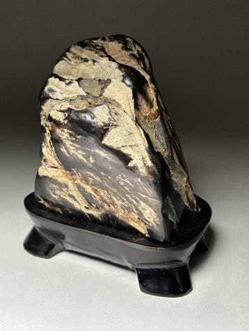 Natuurlijke Suiseki () — Versteend hout (),