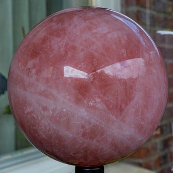 Rozekwarts Fijn gepolijste grote rozenkwartsbol - Hoogte: