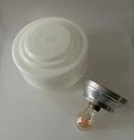 Lampe à suspendre - Verre opalin, métal plaqué chrome -