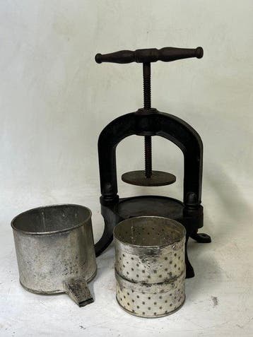 Werkgereedschap Salvaged - oude fruit of druivenpers