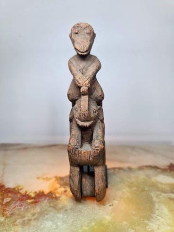 Ancienne poulie de métier à tisser en bois sculpté de singe