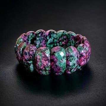 Armband van natuurlijke rubis-zoïsite. XXL parels. Prachtige